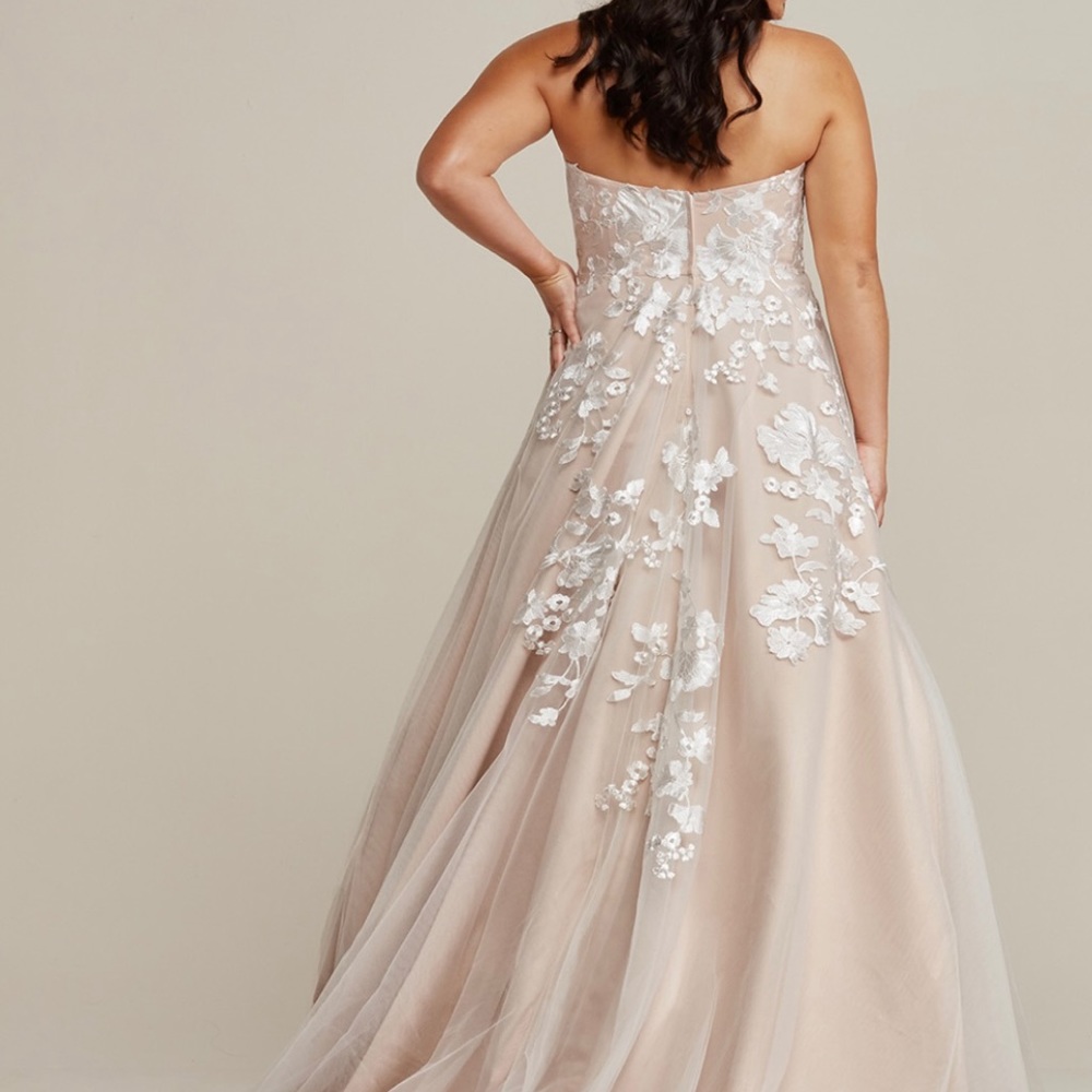 Size 26 Wedding Dress - Picture 2 of 3